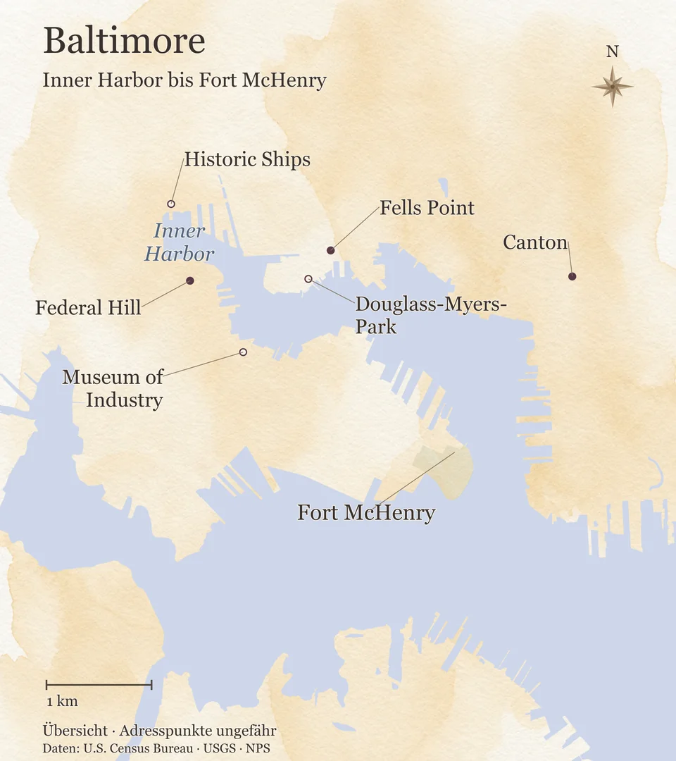 Orientierungskarte des Hafens von Baltimore mit dem Inner Harbor, Historic Ships, Federal Hill, dem Museum of Industry, Fells Point mit dem Douglass-Myers-Park, Canton und Fort McHenry an der Spitze der Halbinsel. Wasserflächen sind blau, die Maßstabsleiste zeigt 1 Kilometer.