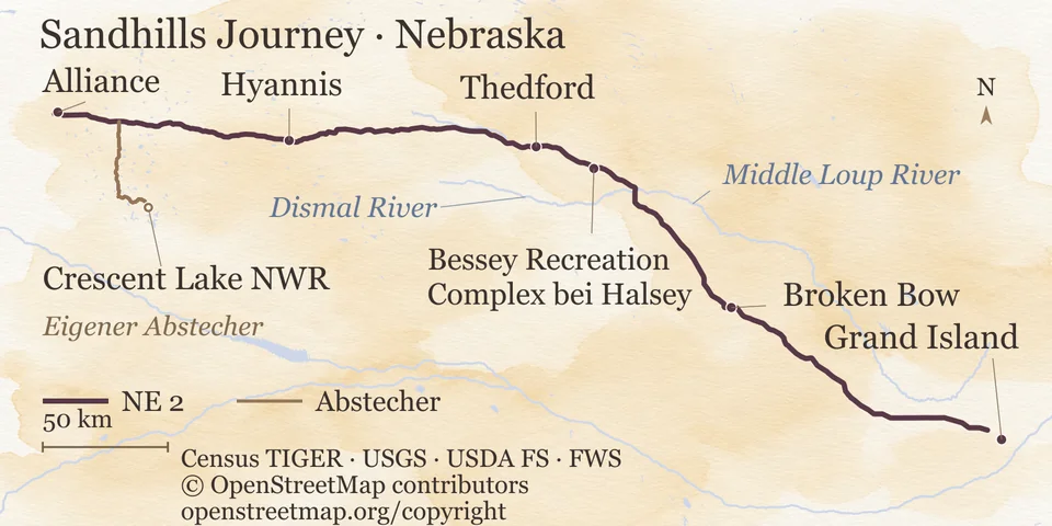 Übersichtskarte der Sandhills Journey auf dem Nebraska Highway 2 von Grand Island im Osten nach Alliance im Westen, mit Broken Bow, dem Bessey Recreation Complex bei Halsey, Thedford und Hyannis; Middle Loup River und Dismal River; westlich von Hyannis zweigt ein eigener Abstecher nach Süden zum Crescent Lake National Wildlife Refuge ab; Maßstabsleiste 50 Kilometer.