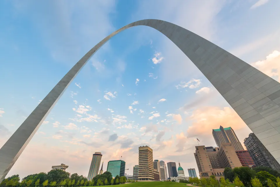 Blick von unten durch den Gateway Arch: Die Edelstahlplatten der beiden Schenkel rahmen die Skyline von St. Louis.