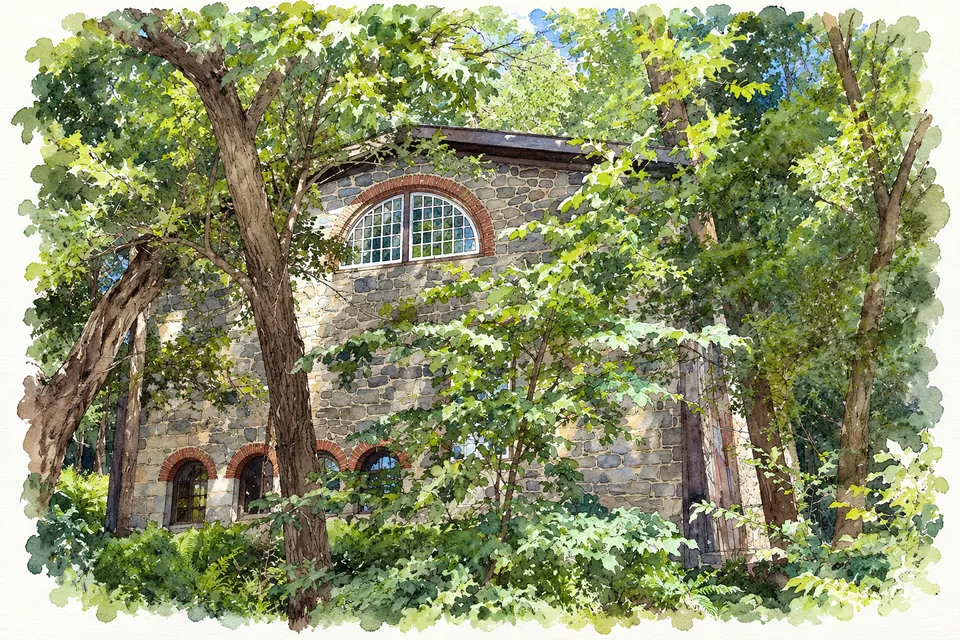 Aquarell eines Bruchsteinbaus mit flachem Dach, einem halbrunden Sprossenfenster und Fensterbögen aus Backstein, zum Teil von Bäumen und Sträuchern verdeckt.